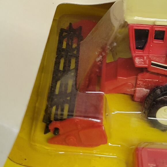 Vintage Ertl 1/80 scale International Harvester combine w/ 2 heads red/white - Picture 4 of 9
